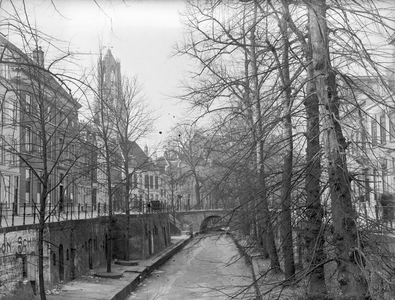 129764 Gezicht op de bevroren Nieuwegracht te Utrecht, uit het zuiden, met op de achtergrond de Paulusbrug.